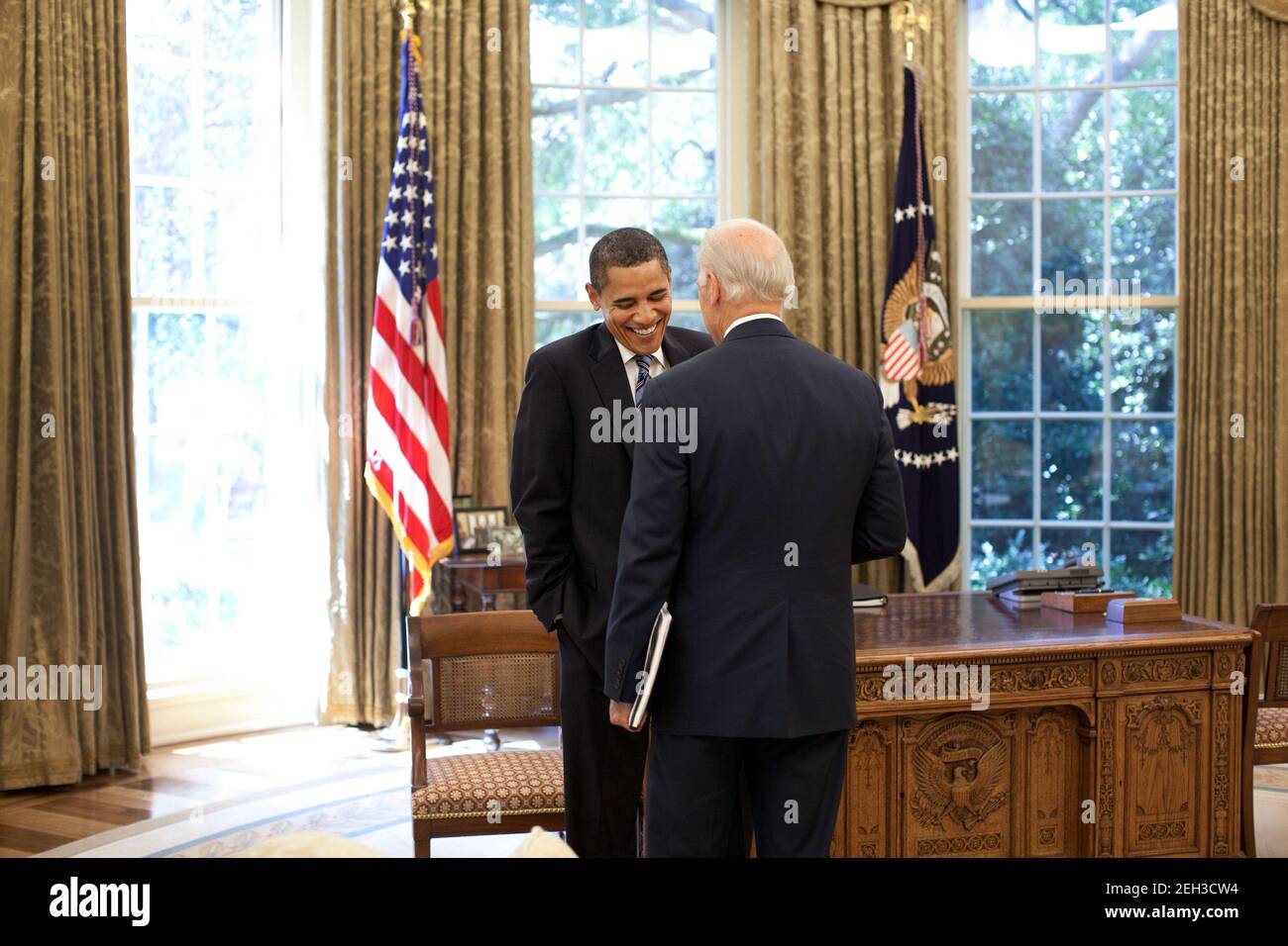Präsident Barack Obama teilt einen leichteren Moment mit Vizepräsident Joe Biden im Oval Office am 24. Juli 2009. Stockfoto