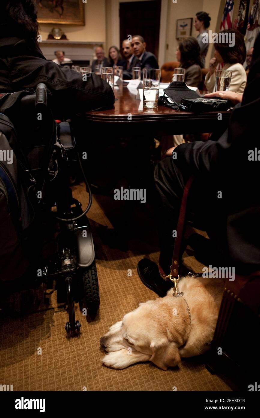 Präsident Barack Obama trifft sich am 24. Juli 2009 im Roosevelt Room des Weißen Hauses mit Führern der Behindertengemeinschaft. Stockfoto