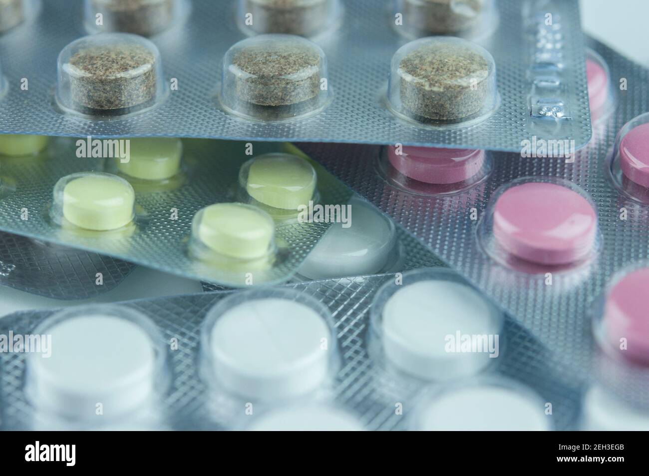 Bunte Tabletten und Kapseln Pillen in Blisterpackung. Pharmaindustrie.  Wechselwirkungen zwischen Medikamenten und Kräutern. Makroaufnahme.  Apotheke Drogerie Stockfotografie - Alamy