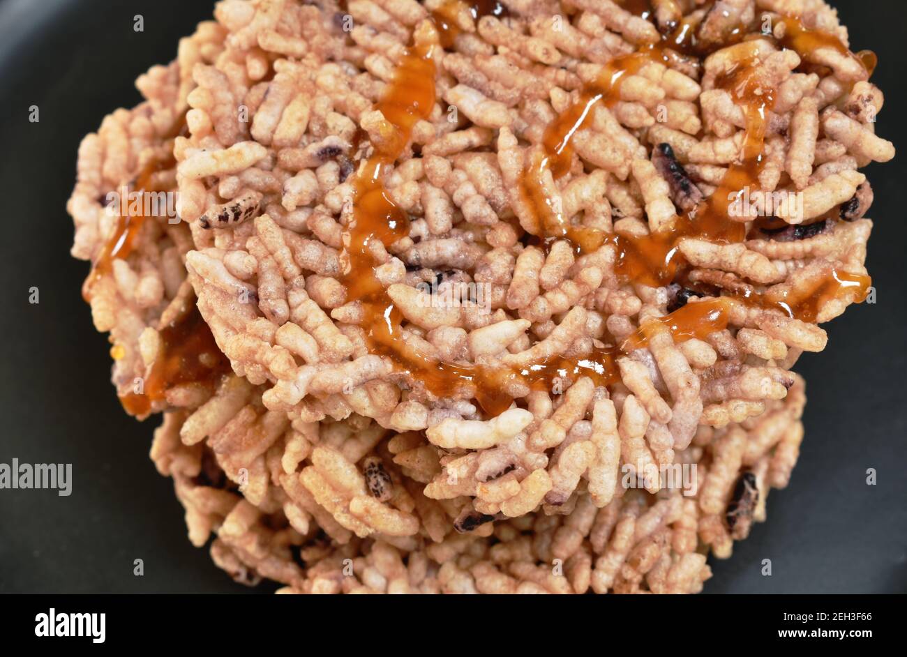 Thailändischer süßer knuspriger Reiskracker mit Zuckerrohr, der Wassermelone backen kann Saft Dressing Karamell auf dem Teller essen paar heißen Tee Tasse Stockfoto