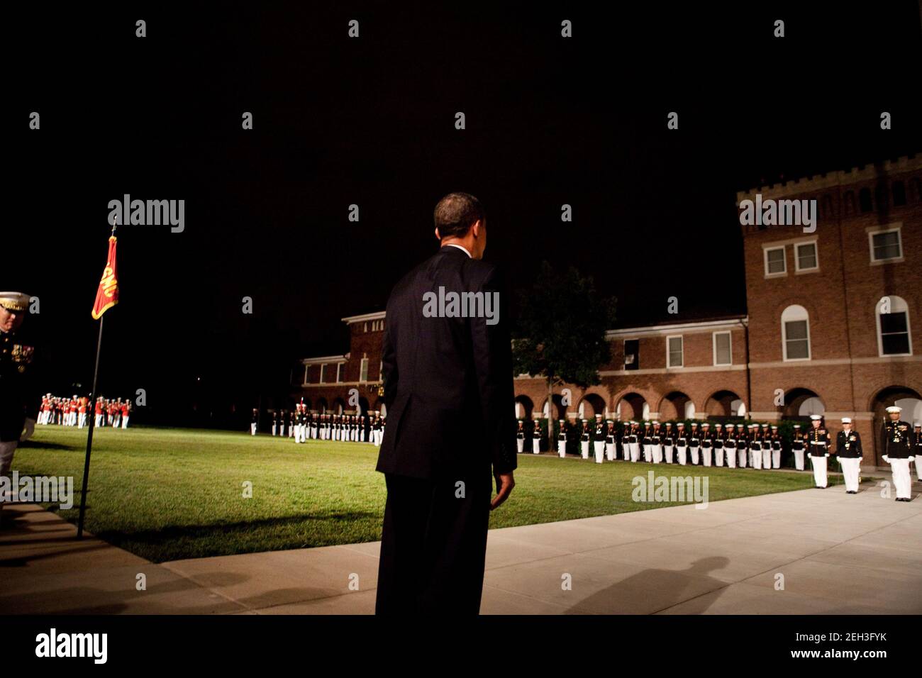 Präsident Barack Obama und First Lady Michelle Obama nehmen am Freitag, dem 24. Juli 2009, an der abendlichen Parade der Marine Barracks in Washington Teil. Stockfoto