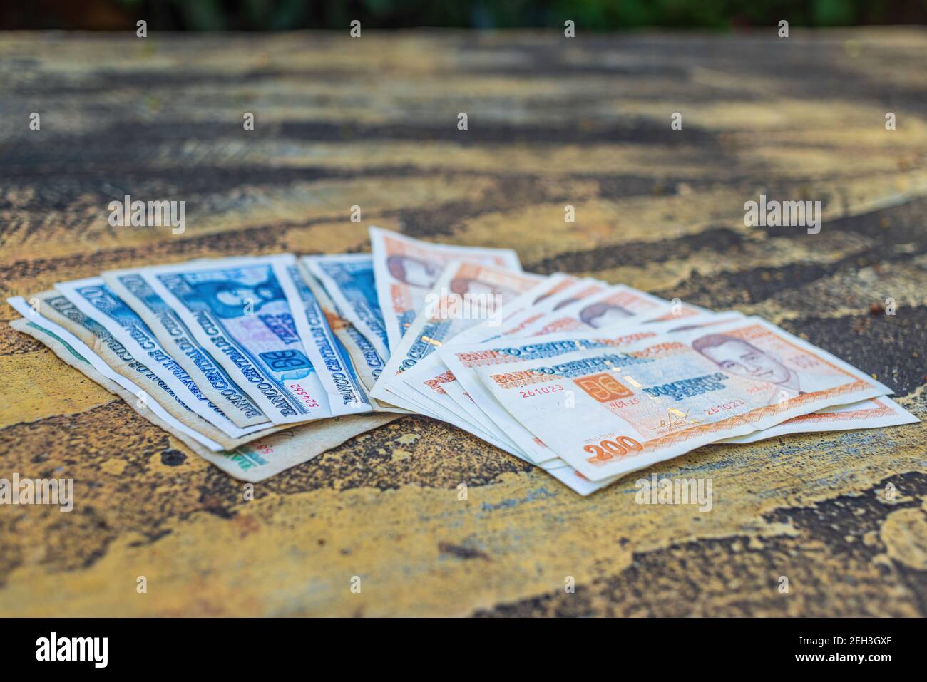 Kubanische Pesos (moneda national) auf einem Tisch verteilt Stockfoto