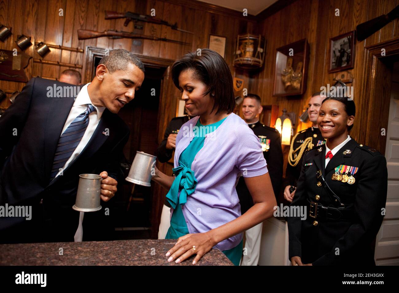 Präsident Barack Obama und First Lady Michelle Obama nehmen am Freitag, dem 24. Juli 2009, an der abendlichen Parade der Marine Barracks in Washington Teil. Stockfoto