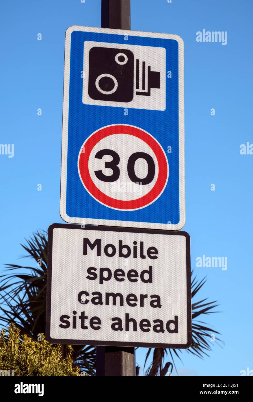 Schilder, die auf das Vorhandensein von mobilen Radarkameras in einem Bereich mit 30 km/h Geschwindigkeitsbegrenzung in Weston-super-Mare, Großbritannien, hinweisen Stockfoto