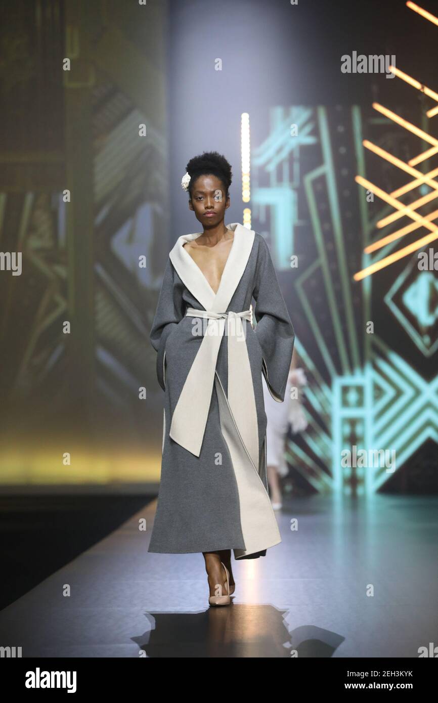 Rom, Italien. Februar 2021, 18th. Model Walk the Runway während der Gretel z. Fashion Show 'die neuen 20er' während der AltaRoma 2021 in Rom, Italien am 18. Februar 2021. (Foto von Paolo Pizzi/Pacific Press/Sipa USA) Quelle: SIPA USA/Alamy Live News Stockfoto