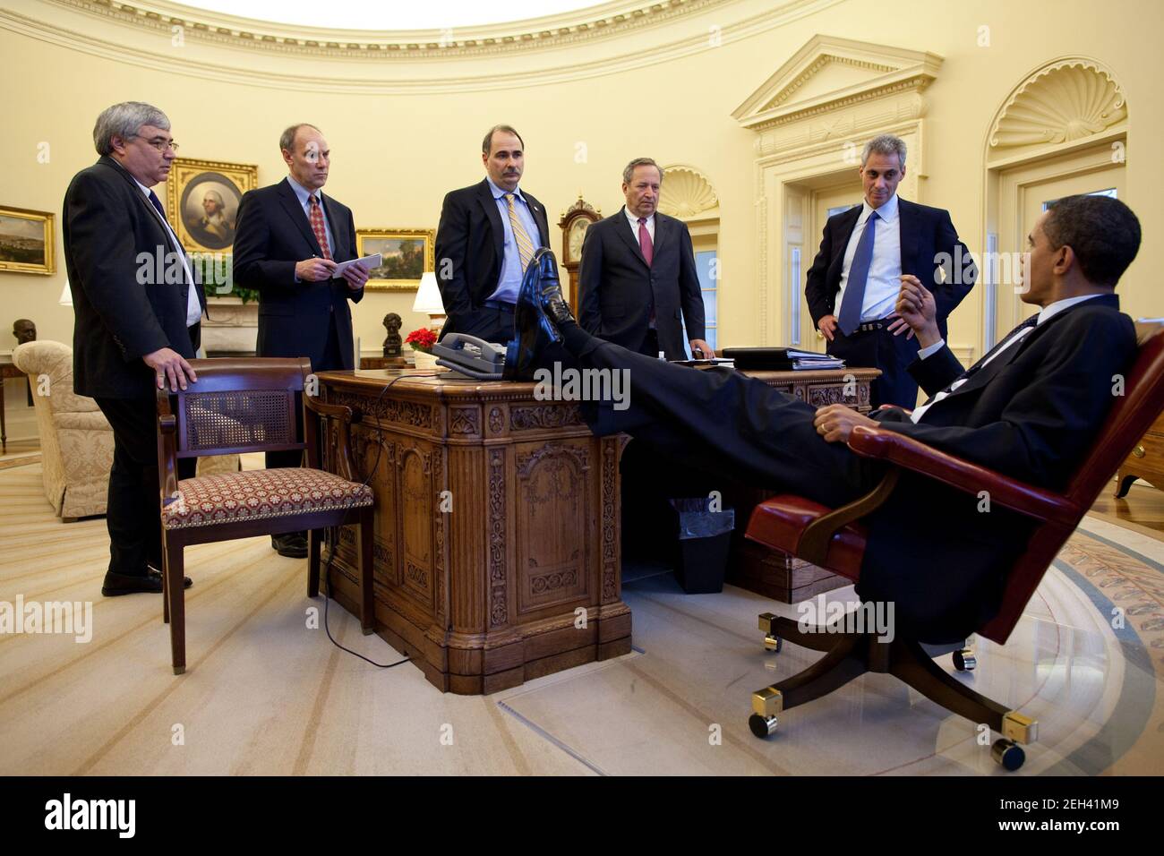 4. Februar 2009 „der Präsident spricht mit den Helfer während eines spontanen Treffens um den resolute Schreibtisch.“ Stockfoto