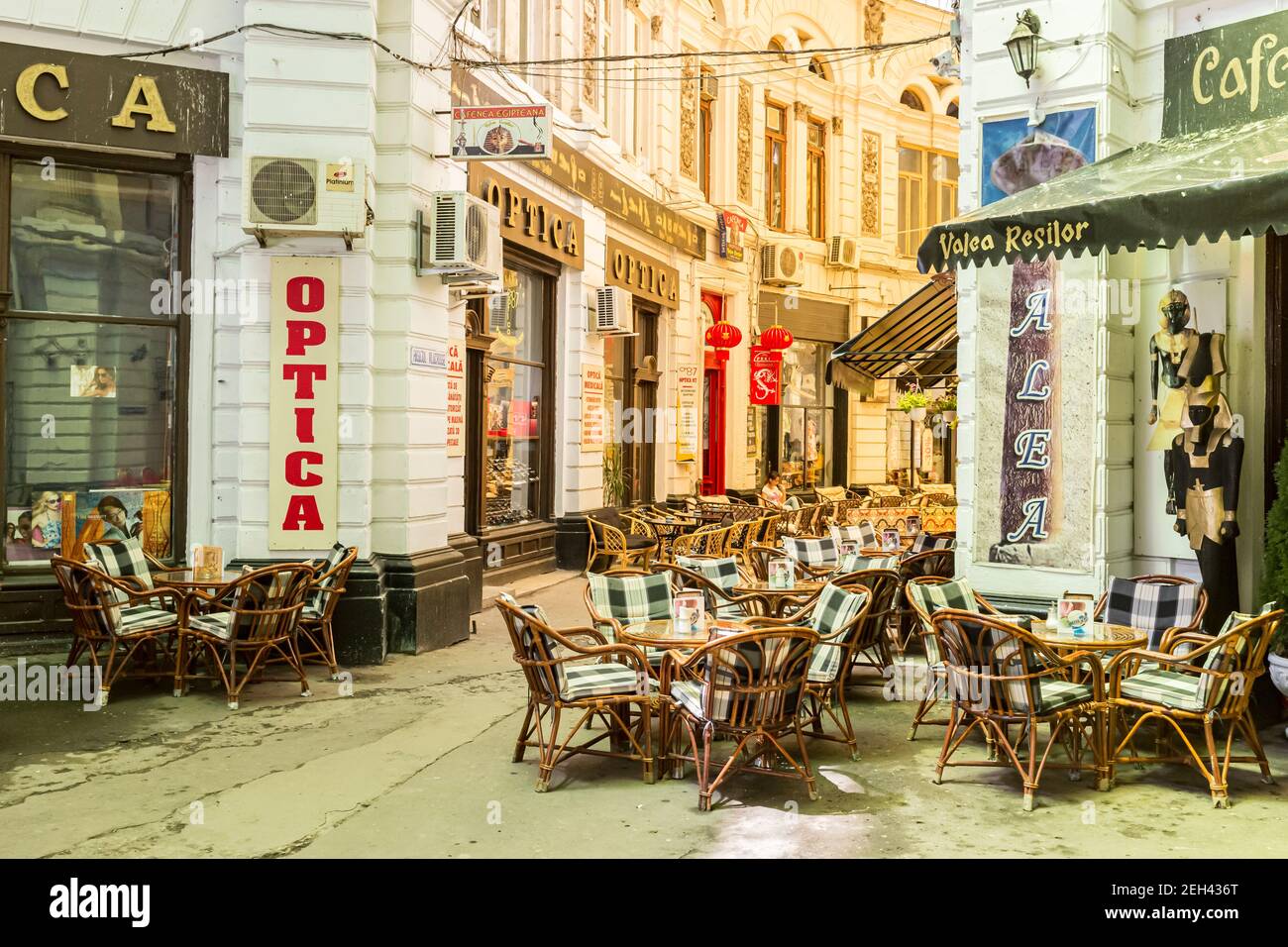 Macca VillacrossePassage, Pasajul Macca-Vilacrosse in Rumänisch, ist eine gewölbe Straße mit Restaurants, in Bukarest, Rumänien Stockfoto