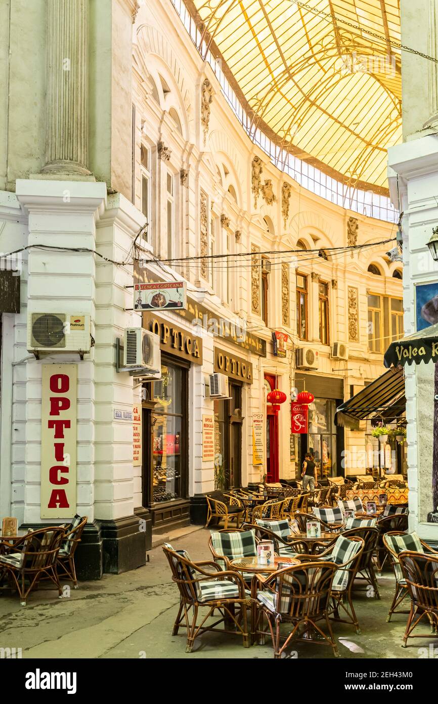 Macca VillacrossePassage, Pasajul Macca-Vilacrosse in Rumänisch, ist eine gewölbe Straße mit Restaurants, in Bukarest, Rumänien Stockfoto