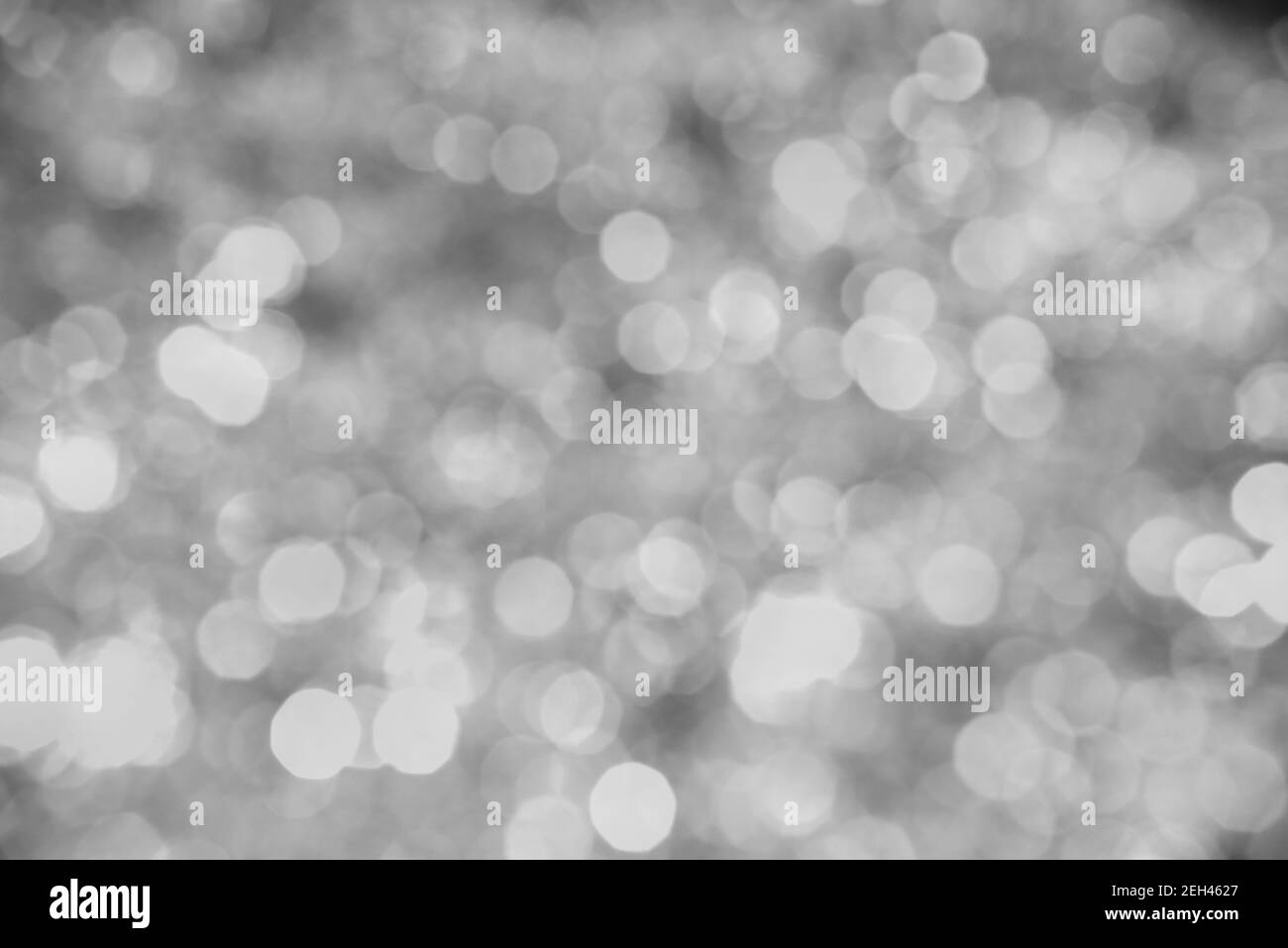 Weihnachten Tapete Dekorationen Konzept. Festtagshintergrund mit funkelnden Lichtern. Defokussierte und abstrakte bunte Bokeh mit Nachtlicht. Hintergrund der bunten Glühbirnen Lichter. Stockfoto