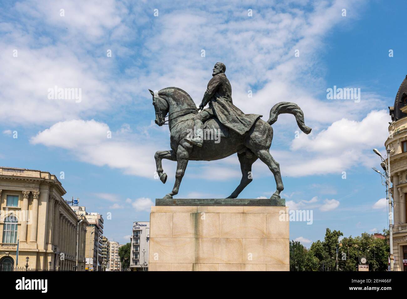 Reiterstatue von Carol I in Bukarest, Rumänien, vor der Zentralbibliothek der Universität Stockfoto