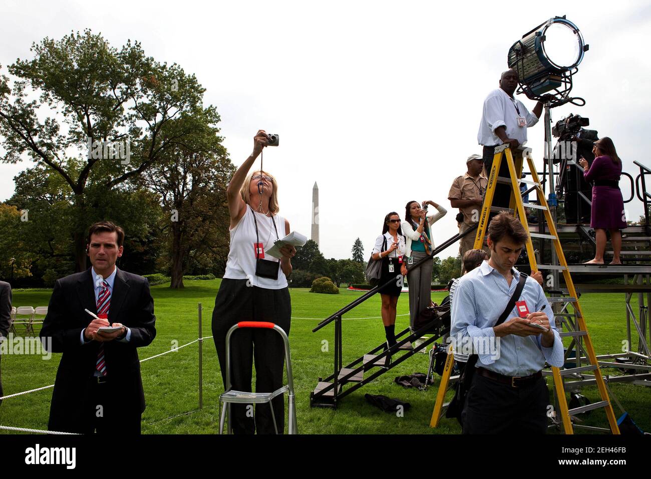 Mitglieder der Medien beobachten die US-Olympians Youth Sporting Event auf dem South Lawn des Weißen Hauses, 16. September 2009. Stockfoto