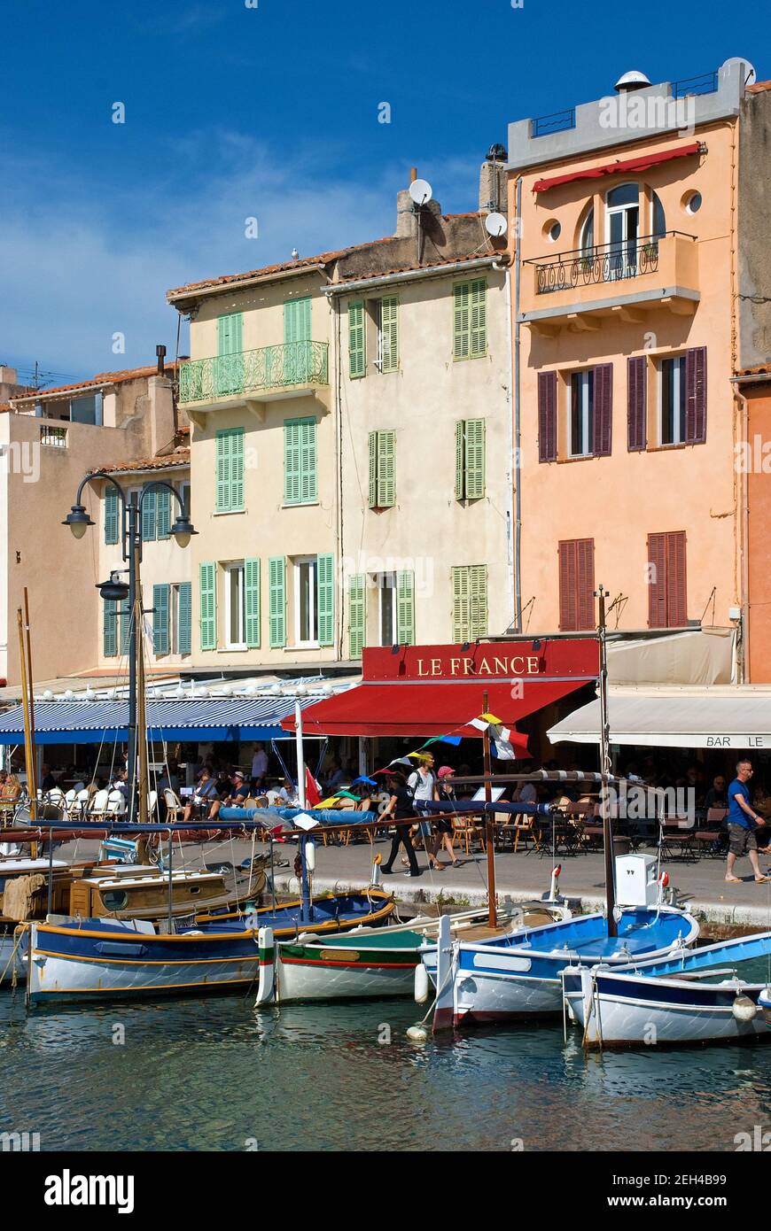 Restaurants und Cafés am Hafen von Cassis, Cote d'Azur, Frankreich Stockfoto
