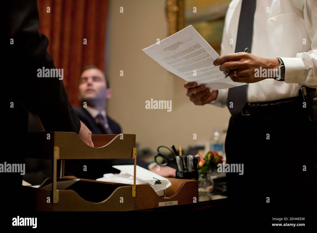 Präsident Barack Obama überprüft seine Bemerkungen zum Friedensnobelpreis 2009 im Outer Oval Office, 9. Oktober 2009. Stockfoto