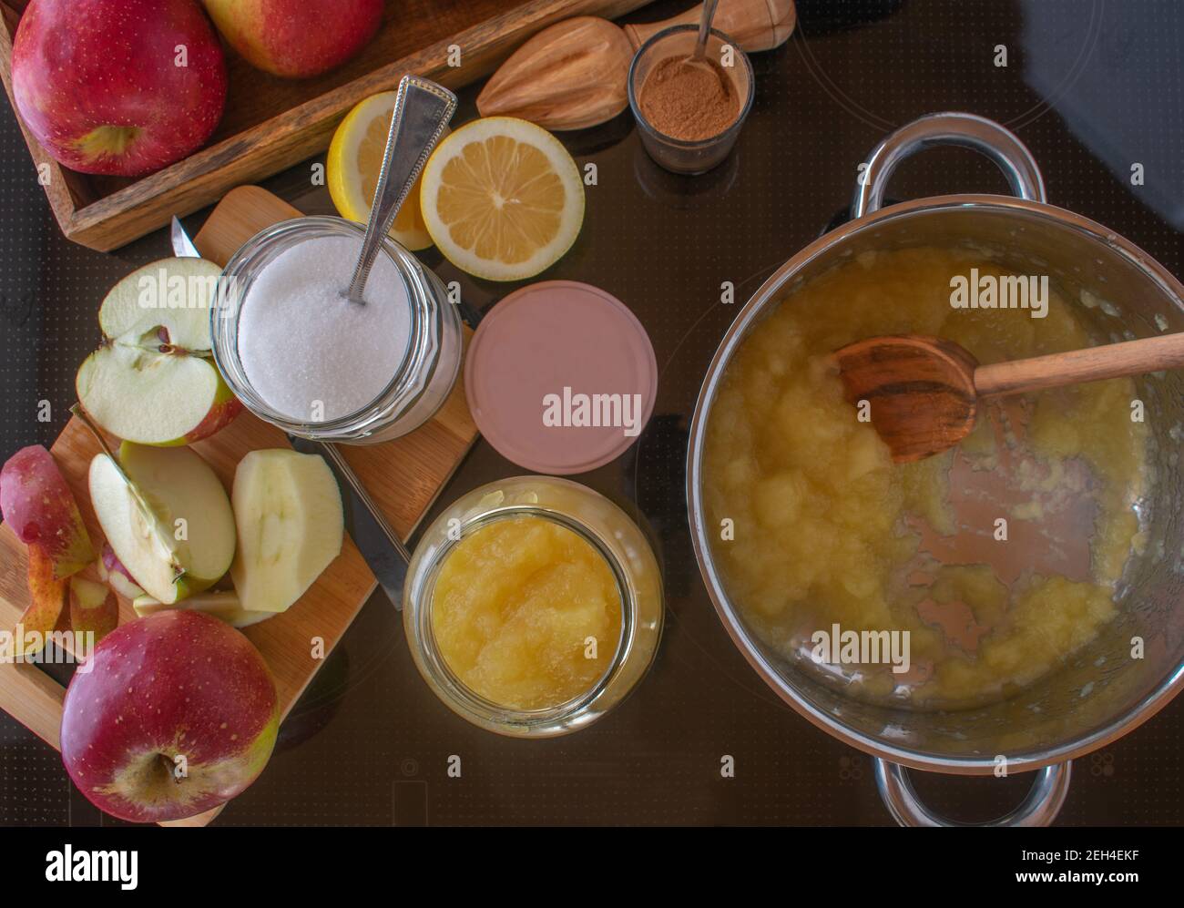 Apfel gekocht -Fotos und -Bildmaterial in hoher Auflösung – Alamy