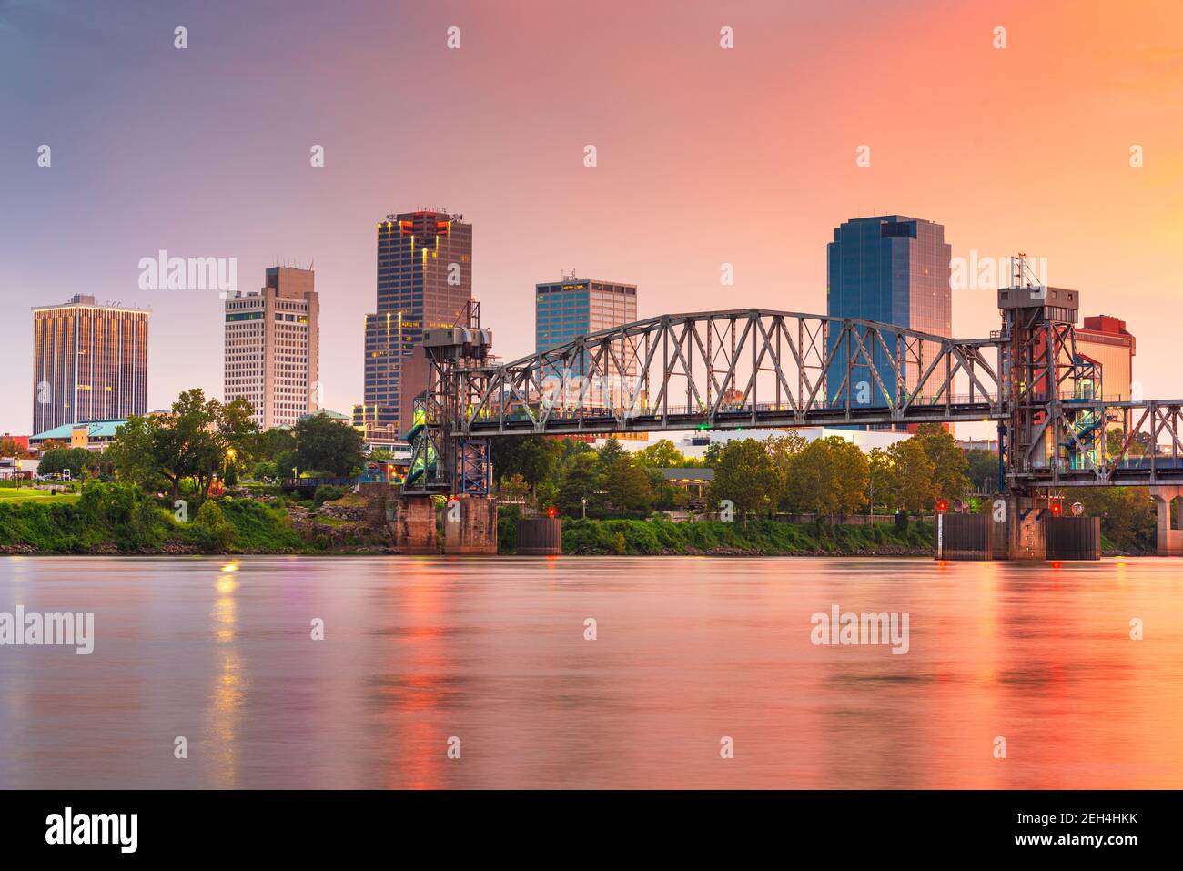 Little Rock, Arkansas, USA Skyline auf dem Fluss in der Dämmerung. Stockfoto