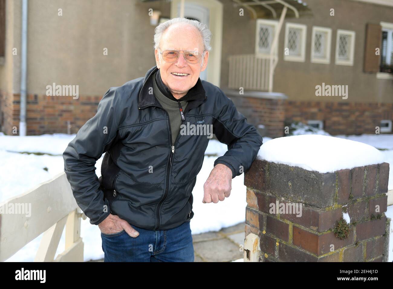 01. Februar 2021, Sachsen-Anhalt, Heyrothsberge: Radlegende Gustav-Adolf Schur steht vor seinem Haus in Heyrothsberge. Schur wird am 23,02.2021 90 Jahre alt. In seiner aktiven Zeit löste "Täve" wahre Stürme der Begeisterung aus. Millionen von Menschen säumten die Straßen, als der neunfache DDR-Sportler des Jahres und seine Teamkollegen auf ihren Rennrädern vorbeibrüllten. Zwischen 1950 und 1964 feierte er Erfolge, die im Amateursport einzigartig waren. 1955 gewann der Heyrothsberg als erster Deutscher die prestigeträchtige Peace Tour. Foto: Peter Gercke/dpa-Zentralbild/ZB Stockfoto