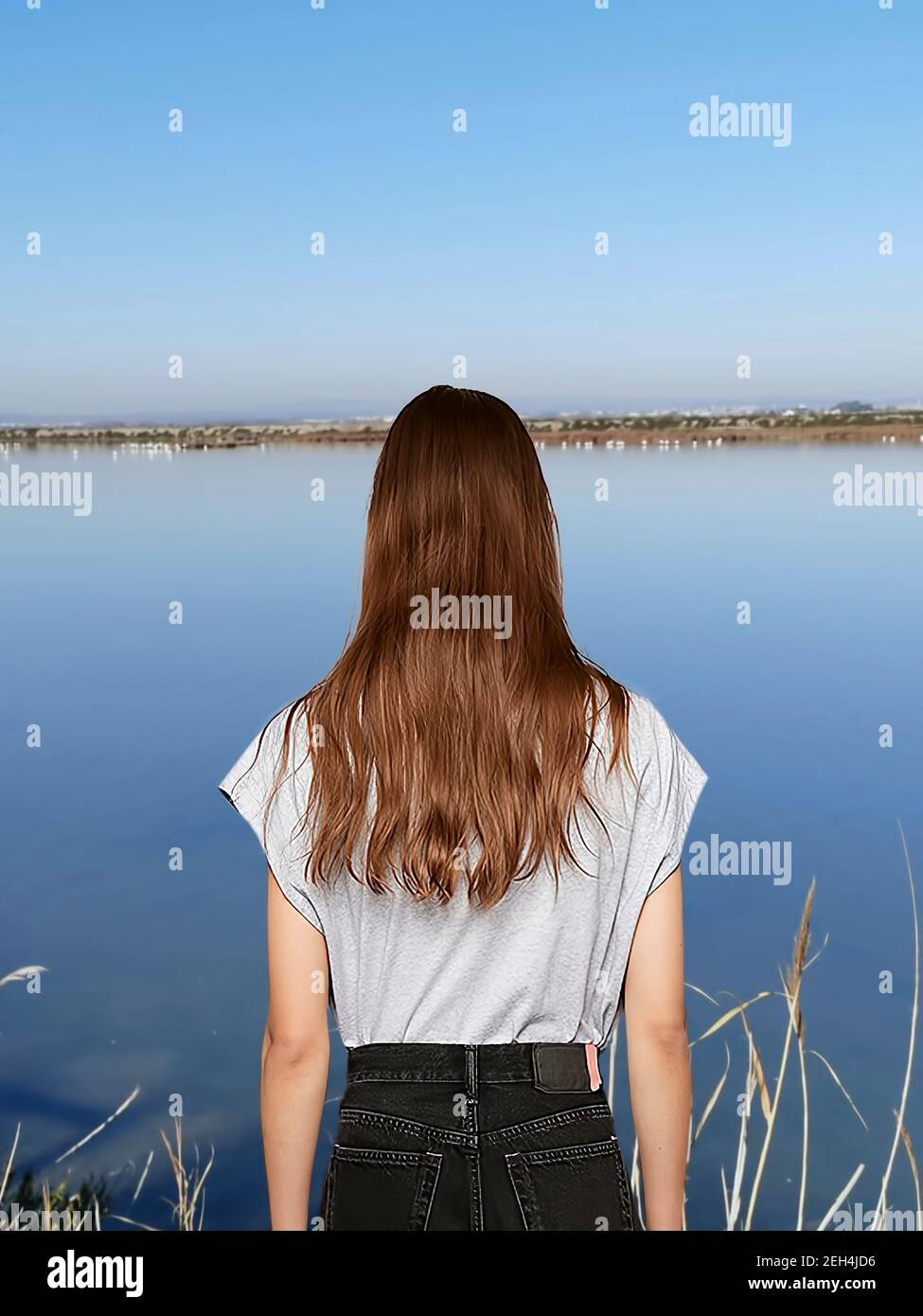 Frau mit Blick auf das Wasser Stockfoto