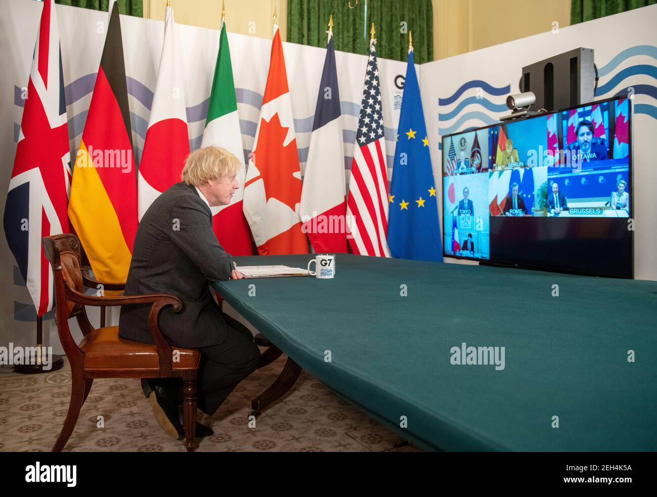 Premierminister Boris Johnson im Kabinettsaal, Downing Street, London, Gastgeber der G7 führenden Persönlichkeiten für ein virtuelles Treffen, um die weltweite Distribution von Coronavirus-Impfstoffen und die Prävention zukünftiger Pandemien zu diskutieren. Bilddatum: Freitag, 19. Februar 2021. Stockfoto