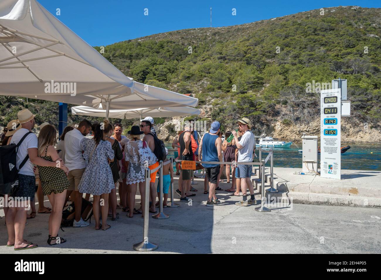 Bisevo, Kroatien - 16. Aug 2020: Touristenschlange an Bord der blauen Höhle Tour in Komiza Stockfoto