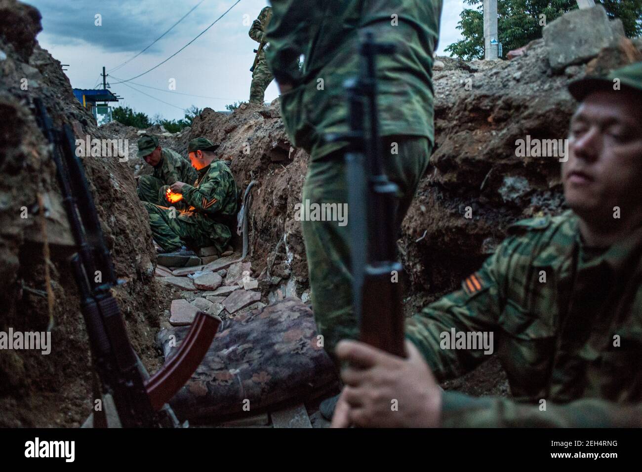 Michael Bunel / Le Pictorium - Ukraine Donbass-Krieg - 19/05/2014 - Ukraine / Donbass / Semenivka - Pro-russische Soldaten warten auf Einbruch der Dunkelheit in einem Graben an der Front vor der Stadt Slawiansk. Ukrainische Truppen sind zwei Kilometer von ihren Stellungen entfernt stationiert. 19.Mai 2014. Semeniwka. Ukraine. Stockfoto