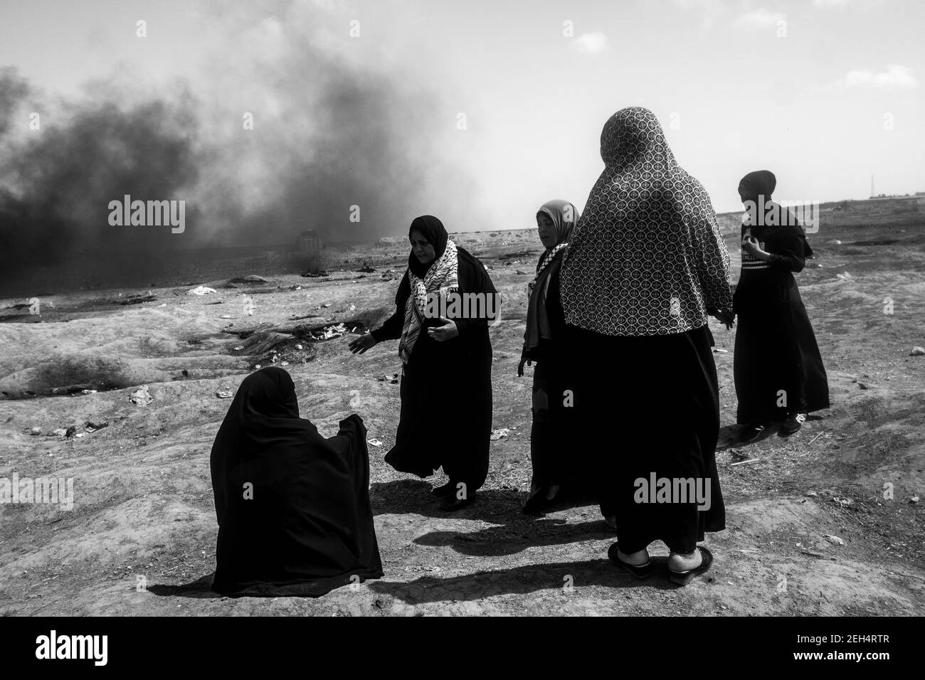 Palästinensische Frauen beobachten die Zusammenstöße zwischen palästinensischen Demonstranten und der israelischen Armee. Die Spannungen entlang der Grenze zwischen Gaza und Israel sind nach mehr als einem Monat wöchentlicher Massenproteste in der Nähe der Barriere, bei denen 50 palästinensische Demonstranten getötet und mehr als 1.700 durch israelische Militärfeuer verletzt wurden, hoch. Die Hamas-Führer in Gaza haben versprochen, dass die Märsche fortgesetzt werden, bis die zehnjährige israelische Blockade des Territoriums aufgehoben wird. Proteste werden auch am 14. Und 15. Mai erwartet, dem Tag, an dem Palästinenser Yawm an-Nakba oder den "Tag der Katastrophe" zum Gedenken an den Jahrestag ihrer Massenkatastrophe begehen werden Stockfoto