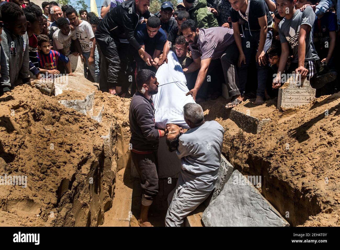 Freunde und Familie bei der Beerdigung von Jamal Affana (15 Jahre alt) starben am 13. Mai 2018 bei Demonstrationen am Grenzzaun von Gaza mit Israel am vergangenen Freitag an einer Schusswunde in Rafah, Gaza. Jamal wurde am Freitag von einem israelischen Scharfschützen getötet, während er an den Demonstrationen teilnahm. Für die 1,9 Millionen Palästinenser, die im Gazastreifen leben, ist das Leben nach 10 Jahren israelischer Blockade in der Region zu einem täglichen Kampf um Nahrung, Strom und Geld geworden. Die Demonstrationen führten bisher zu 40 Toten und mehr als 1.700 Verletzten durch die israelische Armee. Hamas Führer in G Stockfoto