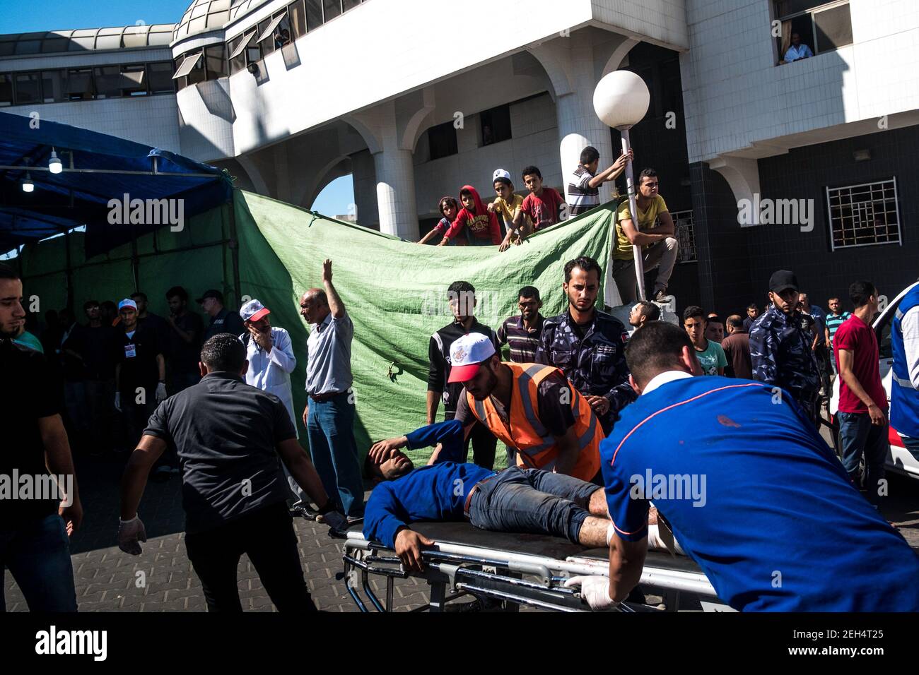 UN manifest palestinien blesse est envoye a l'hopital après avoir ete blesse a la Suite d'une Intervention des forces de securite israeliennes lors d'une Manifestation organizee a l'occasion du 70eme anniversaire de la Nakba, Également connue sous le nom de Tag der Katastrophe déplacer l'ambassade americaine de Tel Aviv a Jerusalem. 14 Mai 2018. Malaka. Bande de Gaza. Palästina. Stockfoto