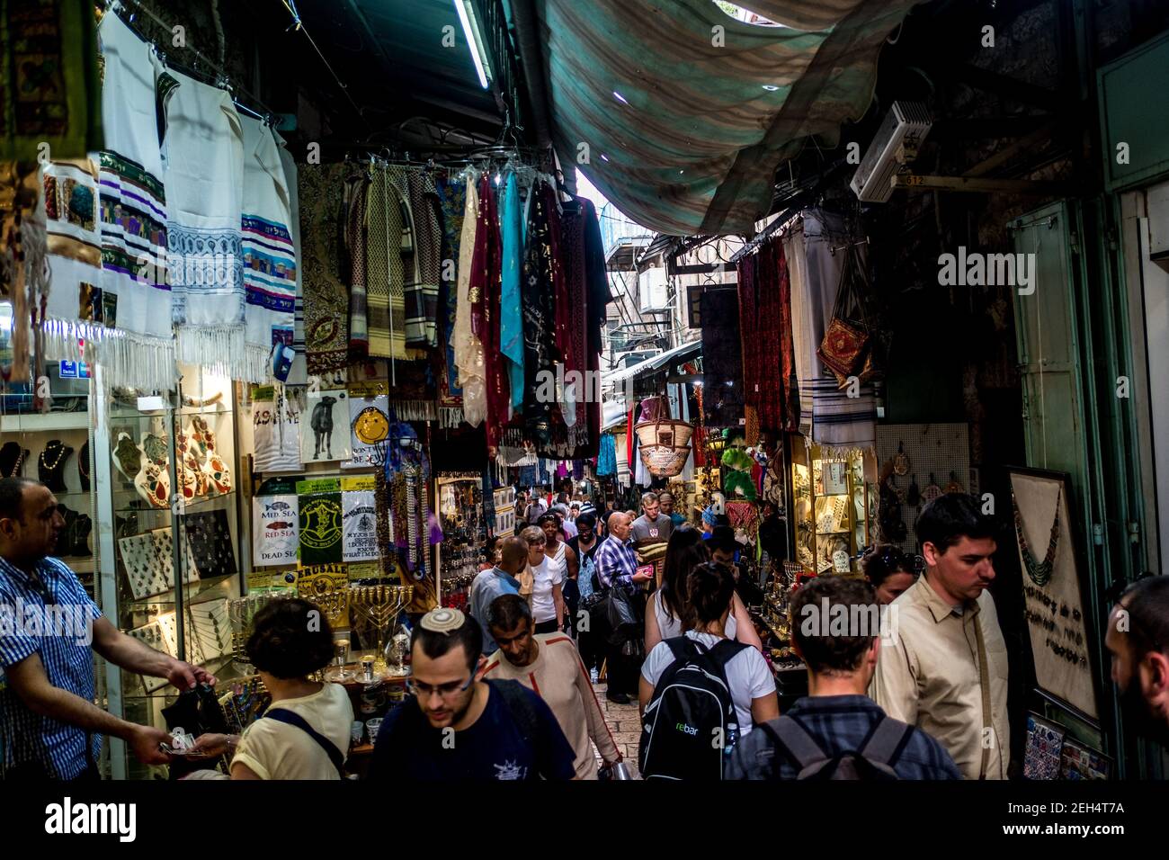 Einkaufsstraße in der Altstadt. Eine der Hauptstraßen, die zu den Klagemauern führen, besteht hauptsächlich aus Echos von Erinnerungen. 16.Mai 2018. Jerusalem. Israel, Palästina Stockfoto