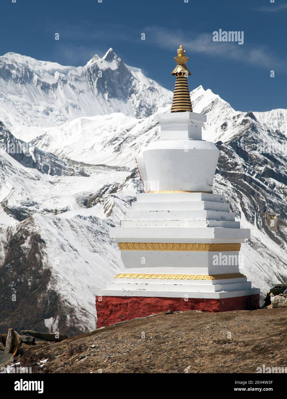 Blick auf die weiße buddhistische Stupa in der Nähe des Eissees (Kicho Tal) und den Berg Khangsar Kang, Annapurna Range, Nepal Stockfoto