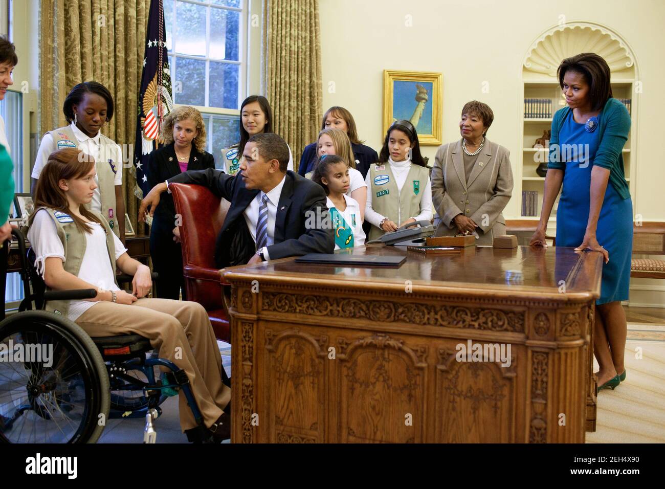 Präsident Barack Obama spricht mit MacKenzie Clare, 14, und den anderen Mädchen-Pfadfinderinnen, nachdem er den Girl Scouts USA Centennial Commemorative Coin Act im Oval Office unterzeichnet hat, 29. Oktober 2009. First Lady Michelle Obama schaut rechts an. Stockfoto