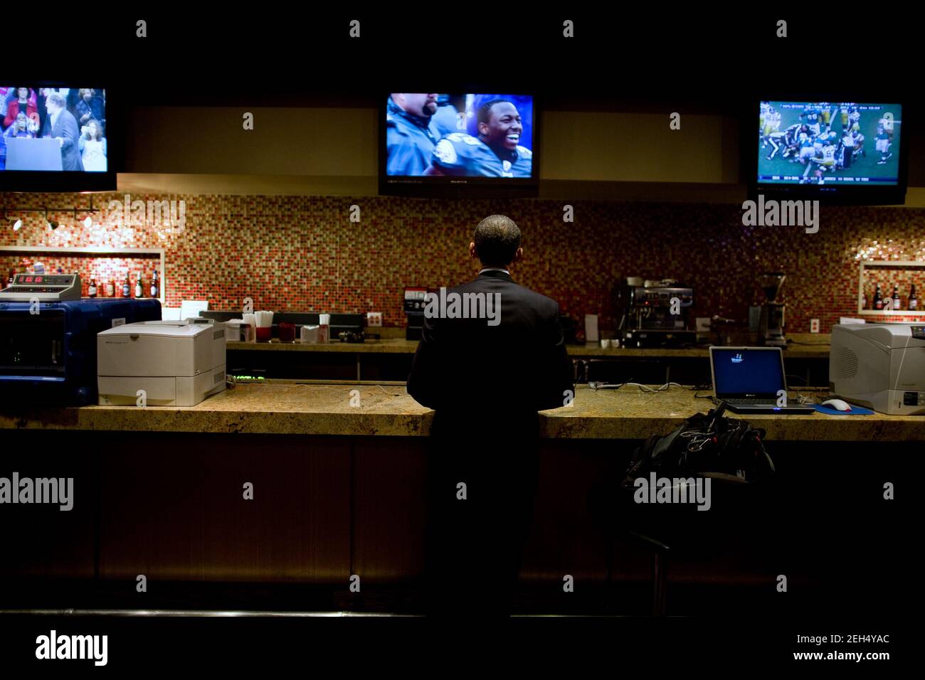Präsident Barack Obama sieht Fußball in einem Wartezimmer vor einer Wahlkampfveranstaltung im Prudential Center in Newark, N.J., 1. November 2009. Stockfoto