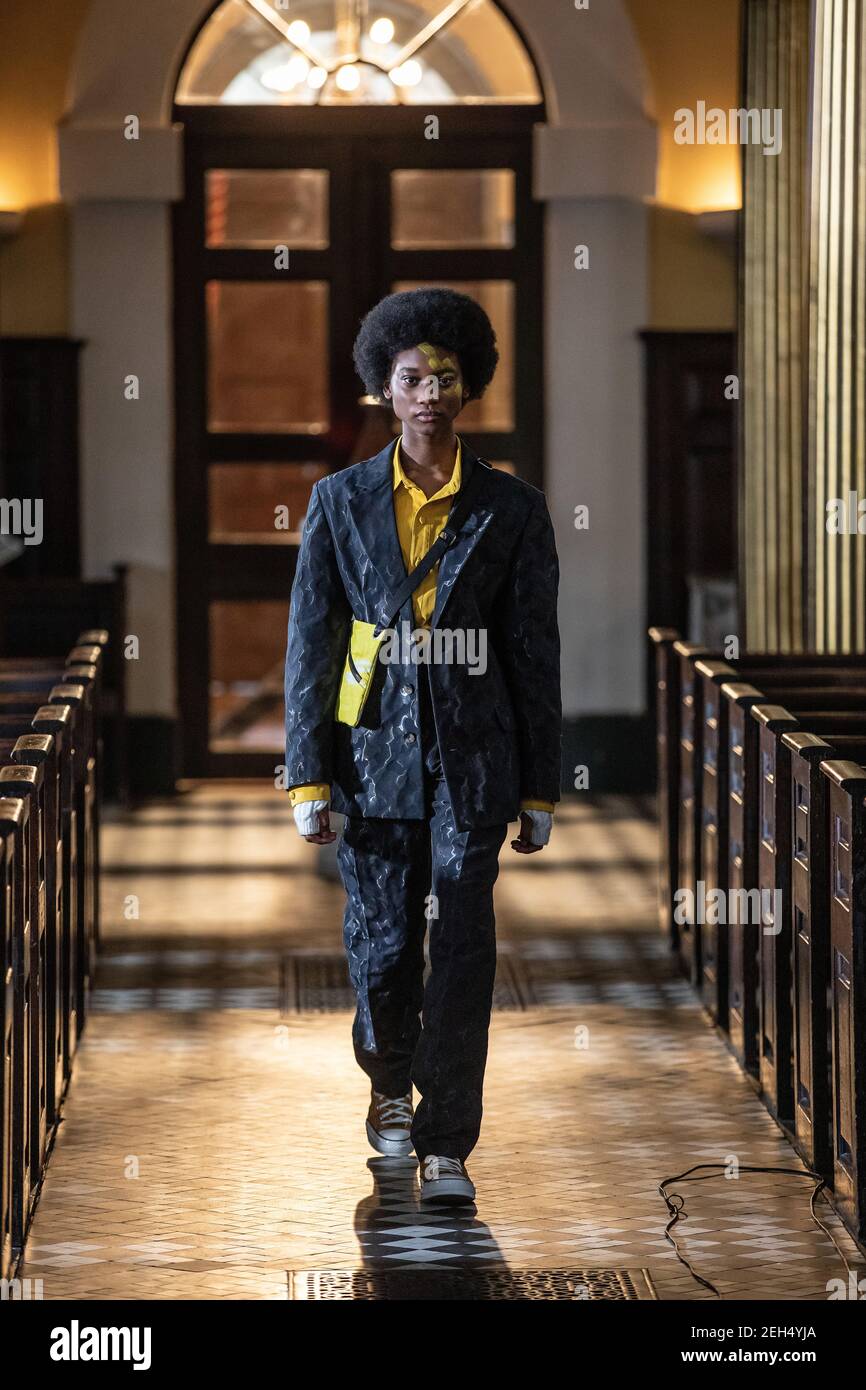 Labrum London AW21 'St Giles Blackbird' Modenschau aufgenommen in der St Giles Church in High Holborn, bereit, am 19th 2021. Februar virtuell präsentiert zu werden. Stockfoto