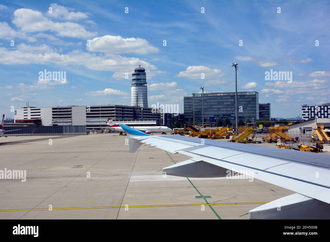 Schwechat, Österreich - 08. Juni 2017: Gebäude, Flugplatz und Ausrüstung am Flughafen Wien Stockfoto