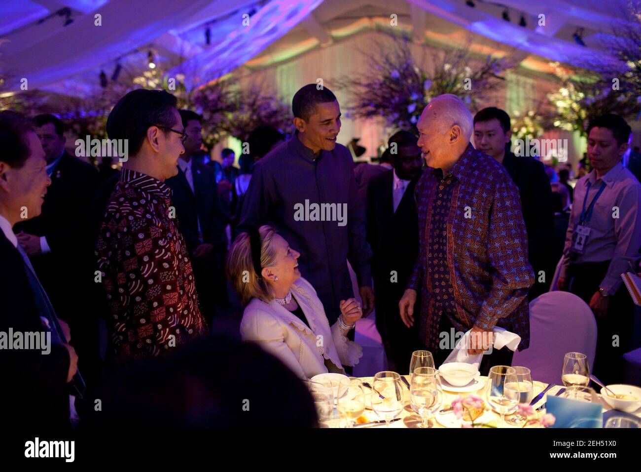 Präsident Barack Obama plaudert mit Singapurs Minister Mentor Lee Kuan Yew, rechts, und Außenministerin Hillary Rodham Clinton, auf dem APEC-Führer Abendessen in Singapur, Nov. 14, 2009. Stockfoto