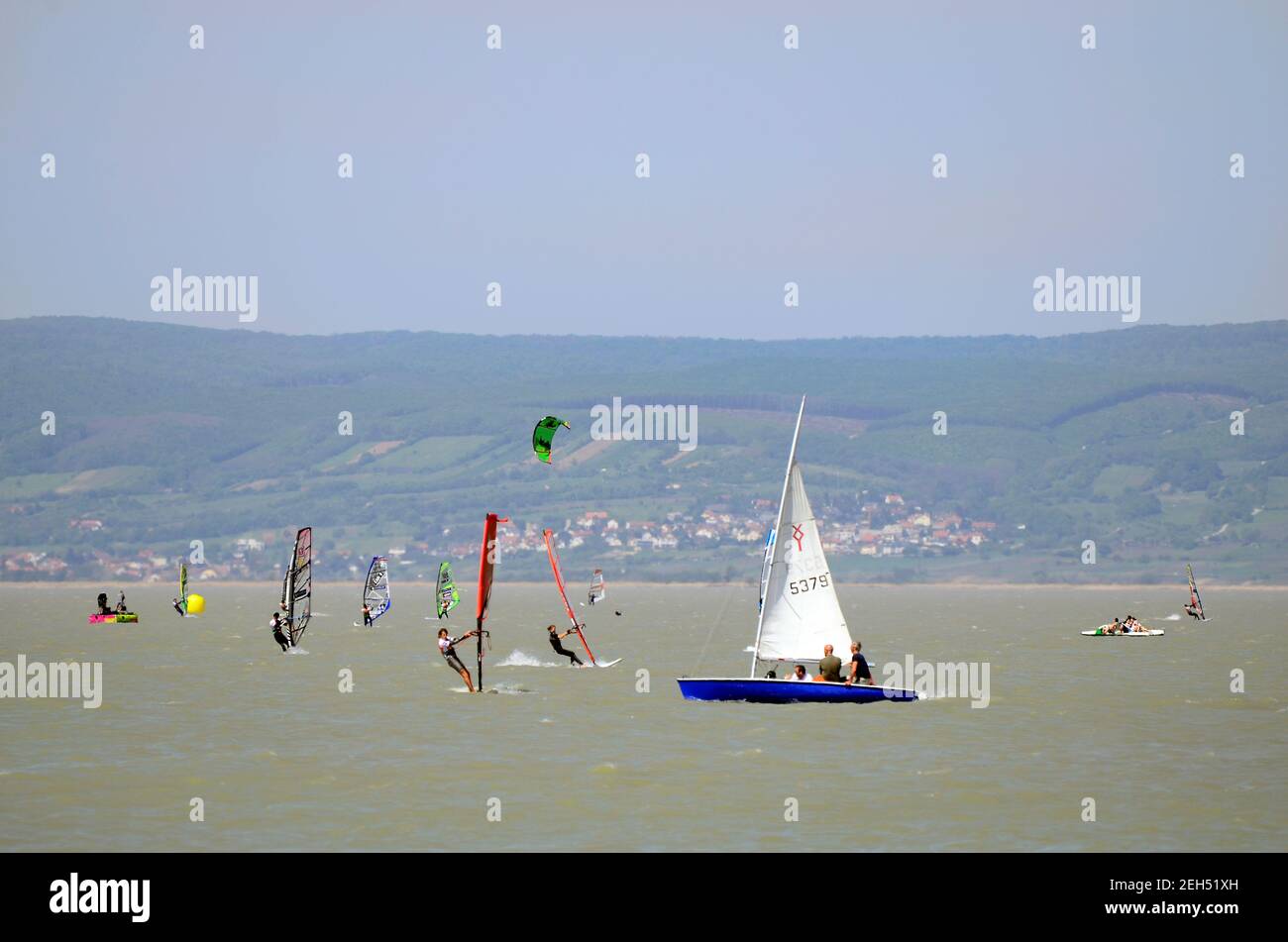 Podersdorf, Österreich - 29. April 2012: Unbekannte Personen in Saling- und Windsurfbooten am Neusiedler See im Burgenland Stockfoto