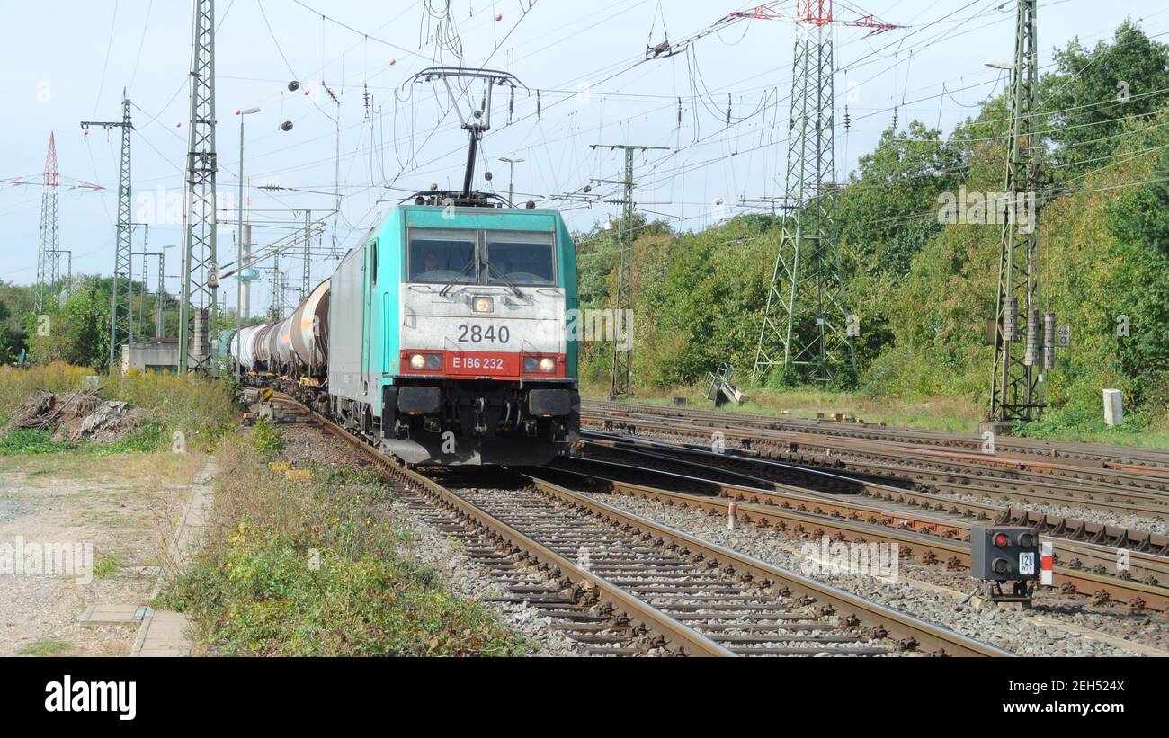 Eine elektrische Lokomotive der Baureihe E186 EuroSprinter, betrieben von Alpha Trains, mit Güterwagen in Köln-Gremberg, Deutschland, Europa. Stockfoto