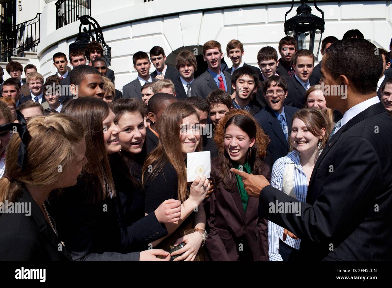 Präsident Barack Obama begrüßt Mitglieder des US-Senats Jugendprogramm im Südportal des Weißen Hauses, 11. März 2009. Stockfoto