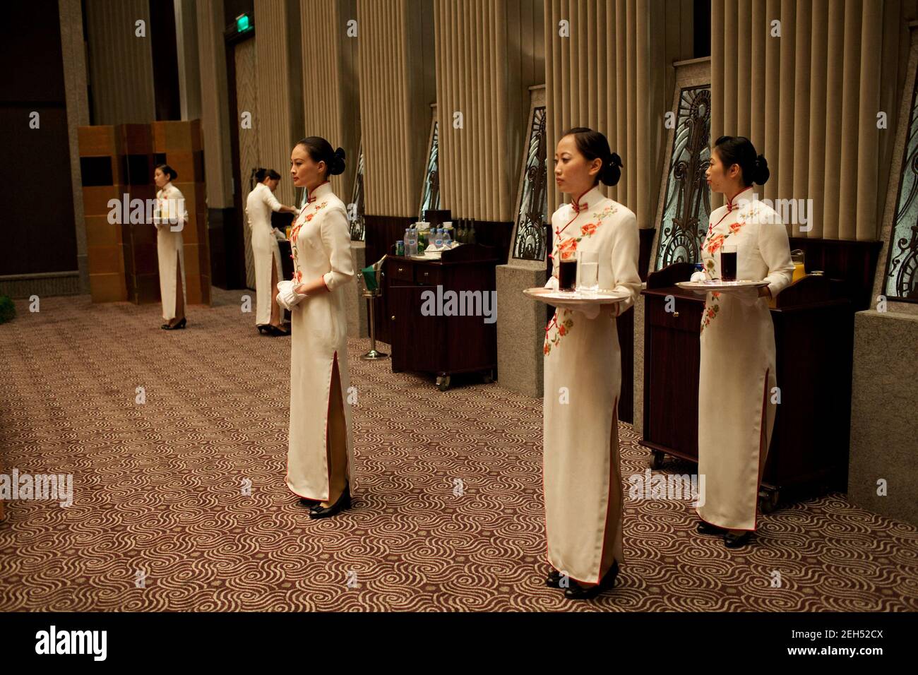 Server bereit, mit den Fächern an Getränken zu einem Arbeitsessen mit Präsident Barack Obama und Shanghai Bürgermeister Han Zheng in Shanghai, China, Nov. 16, 2009. Stockfoto