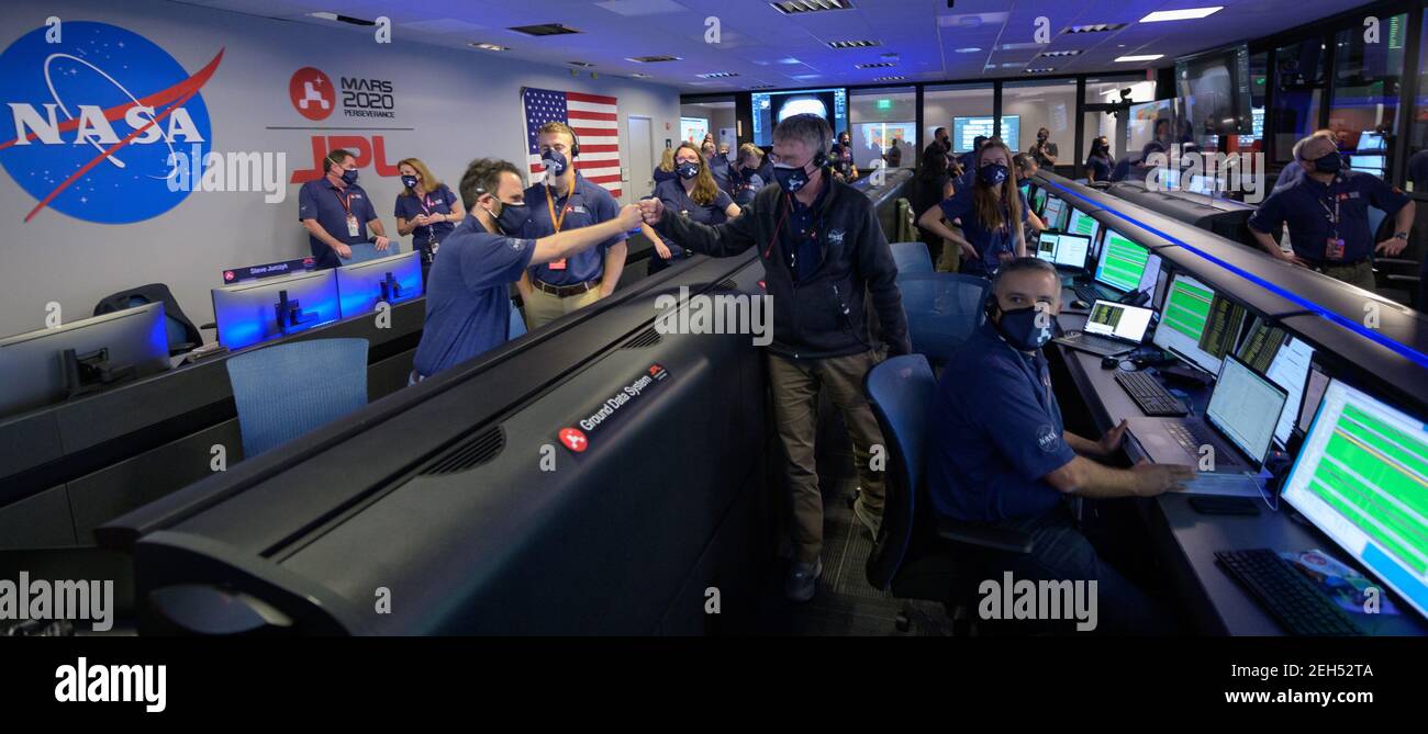 Pasadena, Vereinigte Staaten Von Amerika. Februar 2021, 18th. Mitglieder des NASA Perseverance Mars Rover Mission Teams reagieren mit Freude, als die Sonde erfolgreich auf der Oberfläche des Mars im NASA Jet Propulsion Laboratory 18. Februar 2021 in Pasadena, Kalifornien, landet. Quelle: Planetpix/Alamy Live News Stockfoto