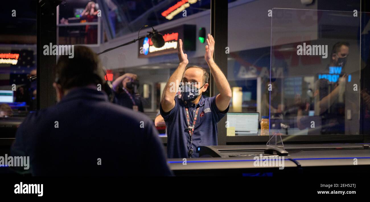Pasadena, Vereinigte Staaten Von Amerika. Februar 2021, 18th. Perseverance Flight Director Magdy Bareh und Mitglieder des NASA Perseverance Mars Rover Missionsteams reagieren mit Freude, als die Sonde erfolgreich auf der Oberfläche des Mars im NASA Jet Propulsion Laboratory 18. Februar 2021 in Pasadena, Kalifornien, landete. Quelle: Planetpix/Alamy Live News Stockfoto