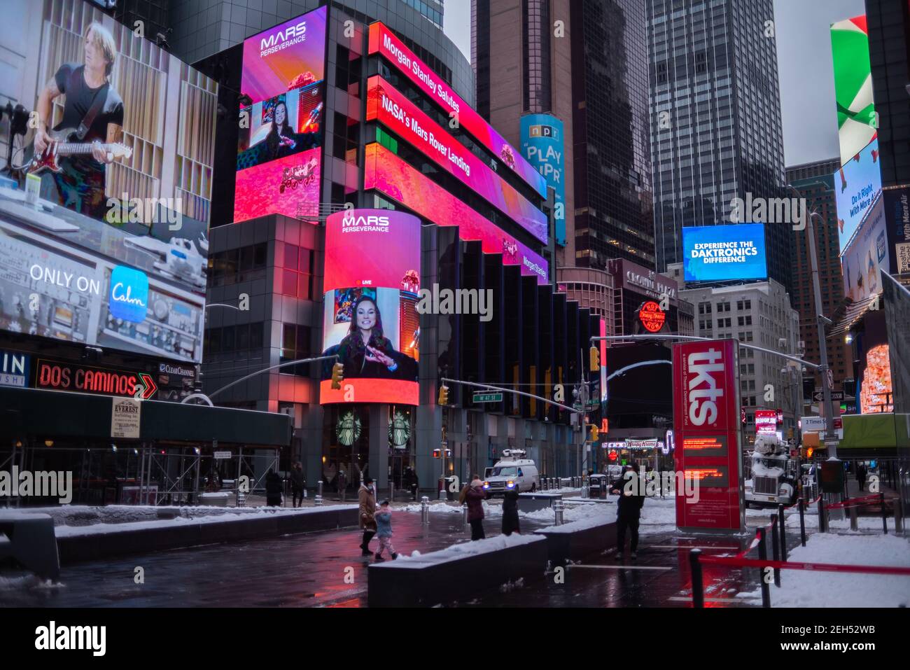 New York, USA. Februar 2021, 18th. Das Nachrichtenbanner auf dem Videoboard von Morgan Stanley feiert die erfolgreiche Landung des NASA Mars Perseverance Rover auf der Oberfläche des Roten Planeten 18. Februar 2021 in New York City, New York. Beharrlichkeit wird nach Zeichen des alten mikrobiellen Lebens suchen. Quelle: Planetpix/Alamy Live News Stockfoto