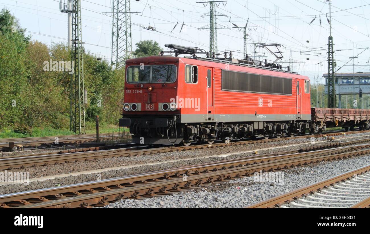 Eine elektrische Schwerlastlokomotive der Baureihe 155 mit Güterwagen in Köln-Gremberg, Deutschland, Europa Stockfoto