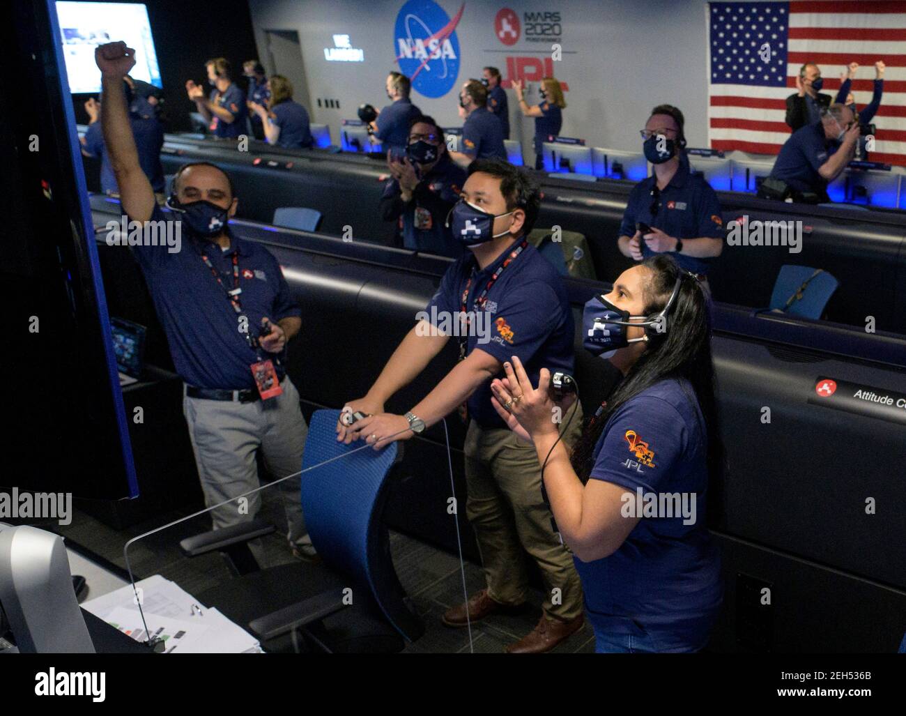 Pasadena, Vereinigte Staaten Von Amerika. Februar 2021, 18th. Mitglieder des NASA Perseverance Mars Rover Mission Teams reagieren mit Freude, als die Sonde erfolgreich auf der Oberfläche des Mars im NASA Jet Propulsion Laboratory 18. Februar 2021 in Pasadena, Kalifornien, landet. Quelle: Planetpix/Alamy Live News Stockfoto