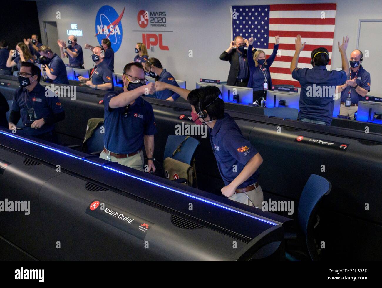 Pasadena, Vereinigte Staaten Von Amerika. Februar 2021, 18th. Mitglieder des NASA Perseverance Mars Rover Mission Teams reagieren mit Freude, als die Sonde erfolgreich auf der Oberfläche des Mars im NASA Jet Propulsion Laboratory 18. Februar 2021 in Pasadena, Kalifornien, landet. Quelle: Planetpix/Alamy Live News Stockfoto