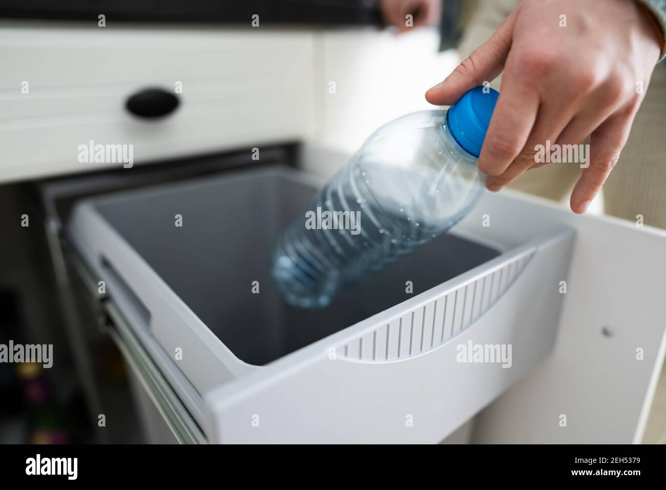 Flaschen-Papierkorb In Der Küche. Sortierung Von Kunststoffabfällen Stockfoto