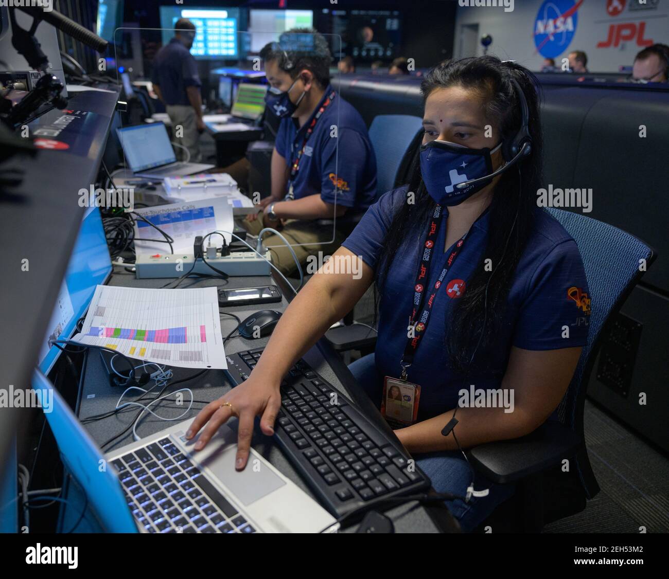 Pasadena, Vereinigte Staaten Von Amerika. Februar 2021, 18th. NASA Perseverance Mars Rover Mission Kommentator und Führung, Navigation und Kontrollen Operationen Lead Swati Mohan, überwacht die Landephase des NASA Perseverance Mars Rover in Mission Control am NASA Jet Propulsion Laboratory 18. Februar 2021 in Pasadena, Kalifornien. Der Perseverance Mars Rover landete erfolgreich und begann sofort Bilder von der Oberfläche des Roten Planeten zu senden. Quelle: Planetpix/Alamy Live News Stockfoto