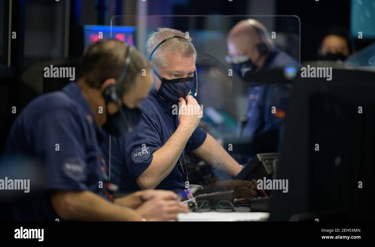 Pasadena, Vereinigte Staaten Von Amerika. Februar 2021, 18th. Perseverance Mission Manager Keith Comeaux überwacht die Landephase des NASA Perseverance Mars Rover in der Missionskontrolle am NASA Jet Propulsion Laboratory 18. Februar 2021 in Pasadena, Kalifornien. Der Perseverance Mars Rover landete erfolgreich und begann sofort Bilder von der Oberfläche des Roten Planeten zu senden. Quelle: Planetpix/Alamy Live News Stockfoto