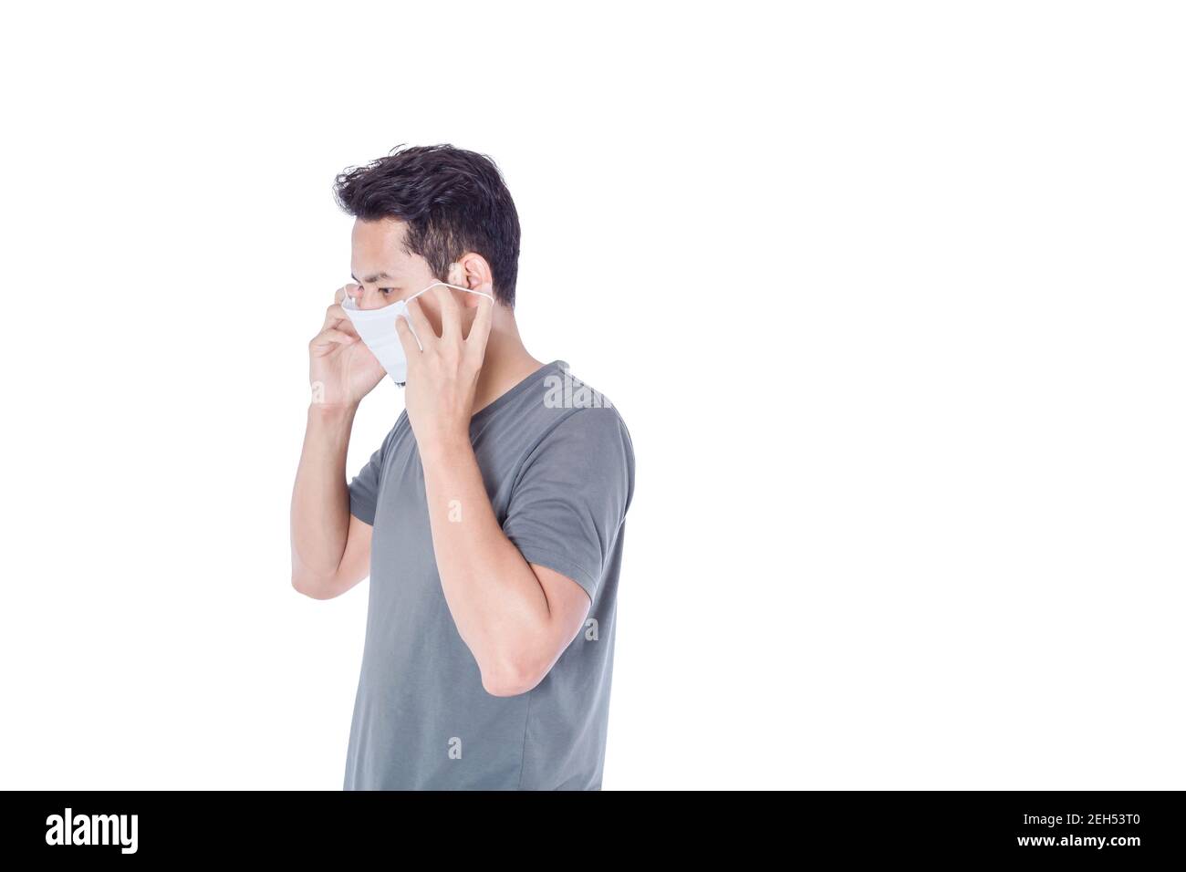 Ein kranker Mann trägt eine hygienische Maske. Stockfoto