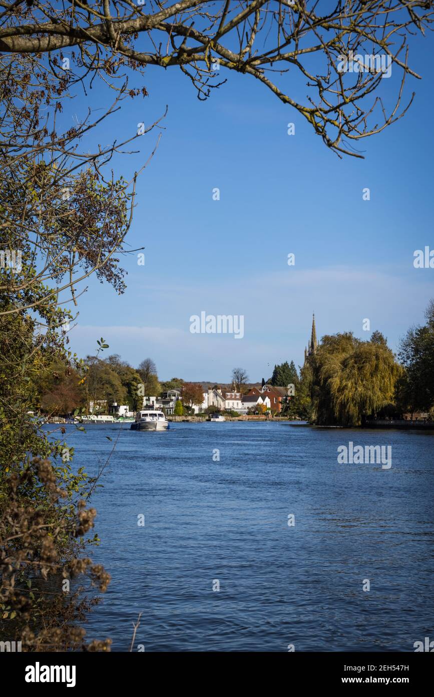 Englisches Landdorf und Herbstbäume an der Themse Stockfoto