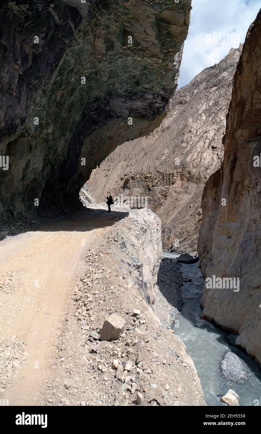 Gefährliche Straße im indischen Himalaya Stockfoto